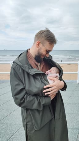 Жизнь с появлением Урсулки "не перевернулась"....