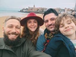 К нам продолжают приезжать друзья, а я...